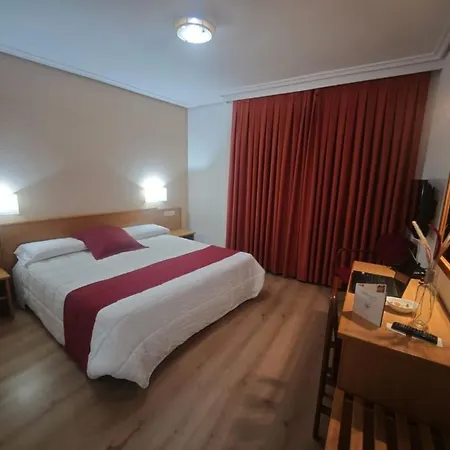Готель Helmantico Villares de la Reina